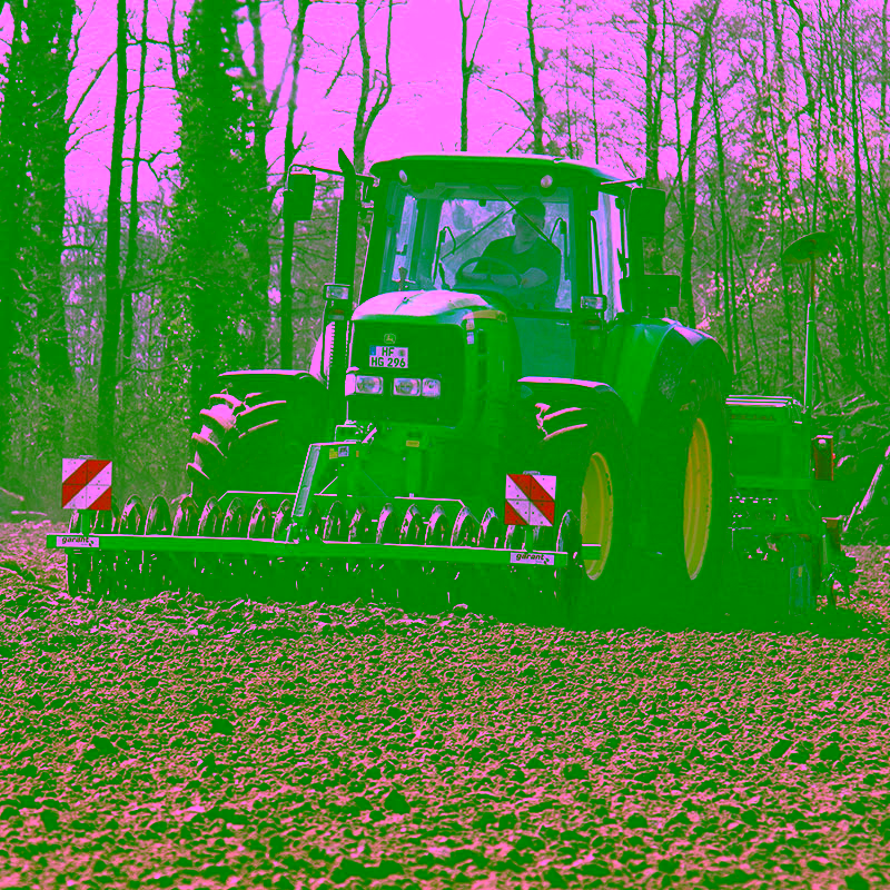 Traktor bei der Feldarbeit auf dem Hof Gerdener